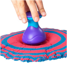 Carica l'immagine nel visualizzatore di Gallery, Kinetic Sand, Sandisfying Set con 907 g di sabbia e 10 accessori, sabbia modellabile, dai 3 anni