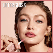 Carica l&#39;immagine nel visualizzatore di Gallery, Maybelline New York Lifter Gloss, Lucidalabbra con acido ialuronico, Effetto rimpolpante e idratante, Petal (005), 5,4 ml