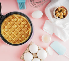 Carica l'immagine nel visualizzatore di Gallery, Bestron Waffle Maker, Piastra per waffel mini Ø10 cm, piccola macchina per waffel con rivestimento antiaderente, per compleanni di bambini, feste di famiglia, Pasqua o Natale, 550 watt, colore: rosa