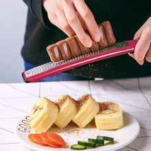 Carica l'immagine nel visualizzatore di Gallery, Grattugia Manuale, Raniaco Zester Limone Grattugia Formaggio per Frutta Zenzero Aglio Noce Moscata Agrumi Arancia Cioccolato Verdura, Acciaio Inossidabile con Coperchio di Protezione (Rosso)