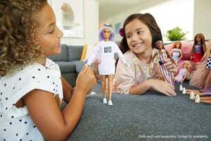 Barbie- Fashionistas Bambola con Maglione Stampa, Capelli Viola e Occhiali da Sole, Giocattolo per Bambini 3+ Anni, Multicolore, GHW52
