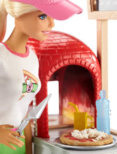 Carica l&#39;immagine nel visualizzatore di Gallery, Barbie la Pizzeria con Bambola, Tavolo per Le Pizze, Forno e Pasta da Modellare, Giocattolo per Bambini 3 + Anni, FHR09