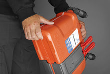 Carica l&#39;immagine nel visualizzatore di Gallery, Husqvarna 580754201 - Tanica carburante Combinata, Benzina 5 l e Multicolore - Ilgrandebazar