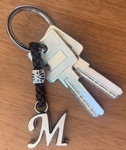 Portachiavi in Pelle Personalizzato con Iniziali - Lettere e Perline in zama placcate in Argento - Portachiavi da Uomo o da Donna - Ideale per i Regali (M)