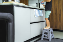 Carica l'immagine nel visualizzatore di Gallery, ARREGUI TB-032-G Sgabello Pieghevole Multiuso | Sgabello per Adulti o Bambini | Scala Pieghevole | Scalino | Sgabello per cucina, bagno, campeggio | 32 cm di altezza | Grigio