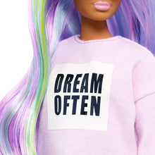 Carica l&#39;immagine nel visualizzatore di Gallery, Barbie- Fashionistas Bambola con Maglione Stampa, Capelli Viola e Occhiali da Sole, Giocattolo per Bambini 3+ Anni, Multicolore, GHW52