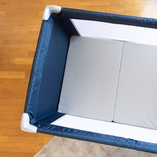 Carica l&#39;immagine nel visualizzatore di Gallery, Materassino da Viaggio per Lettino Bambini Premium, 100% Cotone Sfoderabile e Lavabile, Interno in Comfort Foam™ Peso e Densità +45% No Sostanze Nocive Pieghevole 60 x 120 x 6 cm Borsa Trasporto