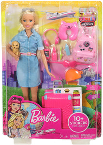 Barbie in Viaggio, Bambola Bionda con Cucciolo, Valigia che si Apre, Adesivi e Accessori, Giocattolo per Bambini 3 + Anni, FWV25