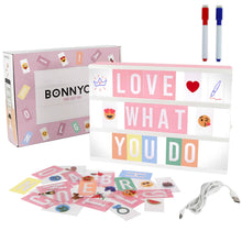 Carica l&#39;immagine nel visualizzatore di Gallery, BONNYCO Light Box Rosa con 400 Lettere ed Emoji, 2 Pennarelli Lavagna Luminosa con Lettere Luminose Idee Regalo per Compleanno e Natale Bambina, Raggazza e Donna | Scritte Luminose Decorazioni