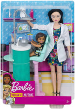 Carica l&#39;immagine nel visualizzatore di Gallery, Barbie-FXP17 Carriere Dentista, Playset Asiatica, Poltrona e Accessori, e Set da Gioco con Bambola Piccola del paziente, lavandino, Sedia e Altro Ancora, Colore Capelli Neri, FXP17