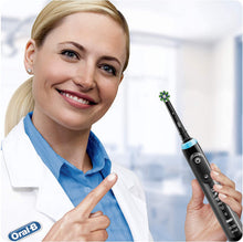 Carica l'immagine nel visualizzatore di Gallery, Oral-B Cross Action Testine di Ricambio per Spazzolino Elettrico con Tecnologia CleanMaximiser, Confezione da 10 Adatta alla Buca delle Lettere, Edizione Nera Crossaction