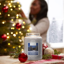 Carica l'immagine nel visualizzatore di Gallery, Yankee Candle Candela profumata in giara grande, In baita a lume di candela, collezione Natale in montagna, durata: fino a 150 ore