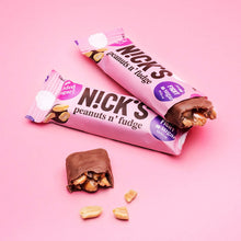 Carica l'immagine nel visualizzatore di Gallery, NICKS Peanut n Fudge, barretta di cioccolato al latte con arachidi e caramelle, senza zuccheri aggiunti, senza glutine, 20 x 40g