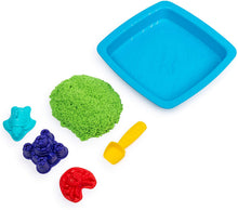 Carica l'immagine nel visualizzatore di Gallery, Kinetic Sand , Playset Castelli di Sabbia , 454 Grammi di Sabbia con Vaschetta, Colori a Sorpresa, dai 3 Anni , 6028092