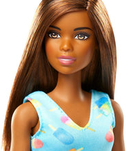 Carica l'immagine nel visualizzatore di Gallery, Barbie- Bambola Bruna Playset Arredamento con Frigorifero, Distributore d'Acqua e Accessori Giocattolo per Bambini 3+ Anni, GHL85