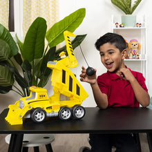 Carica l&#39;immagine nel visualizzatore di Gallery, PAW Patrol Camion Ultimate Rescue Construction con Luci, Effetti Sonori e...