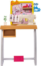 Carica l&#39;immagine nel visualizzatore di Gallery, Barbie- Studio Stilista con Macchina da Cucire, Manichino e Accessori (Bambola Non Inclusa), FXP10