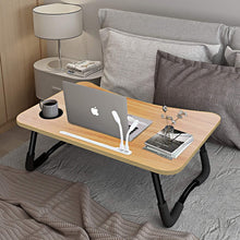 Carica l'immagine nel visualizzatore di Gallery, A3A ACADGQ Tavolino da Letto, Tavolo Laptop Pieghevole con 4 Interfaccia USB, Cassetto, Slot per Tazza, Staffa Pad, Scrivania per Letto, Divano, Pavimento (60x40cm, Colore del Legno)