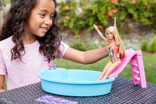 Carica l&#39;immagine nel visualizzatore di Gallery, Barbie- Playset Bambola con Piscina e Accessori Giocattolo per Bambini 3+ Anni, GHL91