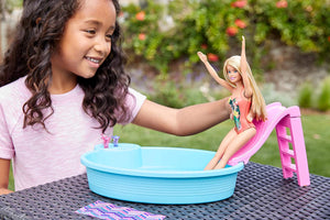 Barbie- Playset Bambola con Piscina e Accessori Giocattolo per Bambini 3+ Anni, GHL91