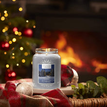 Carica l'immagine nel visualizzatore di Gallery, Yankee Candle Candela profumata in giara grande, In baita a lume di candela, collezione Natale in montagna, durata: fino a 150 ore