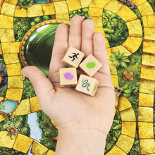Carica l&#39;immagine nel visualizzatore di Gallery, Jumanji Il Gioco, in legno massiccio, il classico gioco da tavolo di avventura per famiglie e bambini dagli 8 anni in su, 6062356 In legno - nuova versione