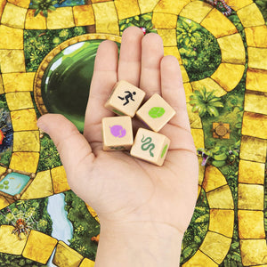Jumanji Il Gioco, in legno massiccio, il classico gioco da tavolo di avventura per famiglie e bambini dagli 8 anni in su, 6062356 In legno - nuova versione