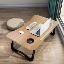 Carica l'immagine nel visualizzatore di Gallery, A3A ACADGQ Tavolino da Letto, Tavolo Laptop Pieghevole con 4 Interfaccia USB, Cassetto, Slot per Tazza, Staffa Pad, Scrivania per Letto, Divano, Pavimento (60x40cm, Colore del Legno)