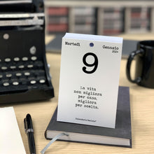 Carica l&#39;immagine nel visualizzatore di Gallery, Calendario Geniale 2024. L&#39;Originale. Il Primo con Bonus digitali. Idea Regalo. Inserto 10 x 14 cm. Leggi la frase del giorno e condividi il pensiero Filosofico. Calendario con scatola