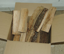 Carica l&#39;immagine nel visualizzatore di Gallery, LEGNA DI ROVERE IN CEPPI DA 25 CM LUNGHEZZA SCATOLA 13 KG