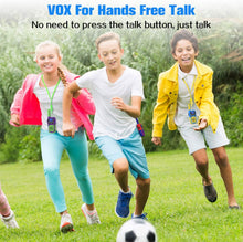 Carica l'immagine nel visualizzatore di Gallery, woktok Walkie Talkie Ricaricabile per Bambini 8 canali Funzione VOX Fino a 3 km in Area Aperta con Schermo LCD retroilluminato Ideale per attività avventurose all'aperto Gioca in Campeggio (3packs)