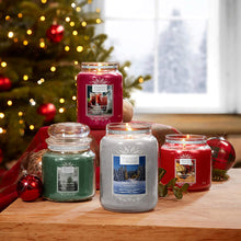 Carica l'immagine nel visualizzatore di Gallery, Yankee Candle Candela profumata in giara grande, In baita a lume di candela, collezione Natale in montagna, durata: fino a 150 ore