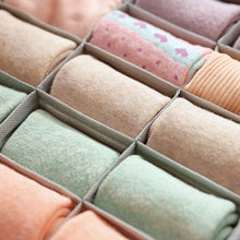 Carica l'immagine nel visualizzatore di Gallery, SONGMICS Divisore per Cassetti, Portabiancheria Pieghevole, Organizzatore per Guardaroba, per Slip Calzini Reggiseni Cravatte, Set di 4, Grigio Chiaro RYUS04W