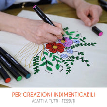 Carica l&#39;immagine nel visualizzatore di Gallery, 20 Pennarelli per tessuti e stoffe, resistenti al lavaggio (a freddo) e a doppia punta - Colori atossici per tessuti - Punte fini e cesellate per effetti multipli