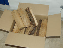 Carica l&#39;immagine nel visualizzatore di Gallery, LEGNA DI ROVERE IN CEPPI DA 25 CM LUNGHEZZA SCATOLA 13 KG