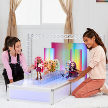 Carica l'immagine nel visualizzatore di Gallery, Rainbow High - Bambola alla moda DAPHNE MINTO, Giocattolo da collezione per bambini, Con 2 vestiti Mix &amp; Match e accessori per bambole, Ottimo regalo, Età: 6-12 anni, Menta (Verde Chiaro)