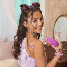 Carica l'immagine nel visualizzatore di Gallery, Cool Maker, Shimmer Me Body Art con rullo crea Tatoo, 4 colori metallizzati e 180 motivi, tatuaggi temporanei - dagli 8 anni
