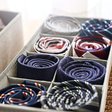 Carica l'immagine nel visualizzatore di Gallery, SONGMICS Divisore per Cassetti, Portabiancheria Pieghevole, Organizzatore per Guardaroba, per Slip Calzini Reggiseni Cravatte, Set di 4, Grigio Chiaro RYUS04W
