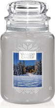 Carica l'immagine nel visualizzatore di Gallery, Yankee Candle Candela profumata in giara grande, In baita a lume di candela, collezione Natale in montagna, durata: fino a 150 ore