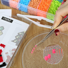 Carica l'immagine nel visualizzatore di Gallery, LIHAO 24000 Perline a Fusione, Mini Dimensioni2.6mm, Perline da Stirare 24 Colori 3 Pegboard per Il Tempo Libero Creativo, Set Gioco Creativo Natalizio Fai da Te per Bambini