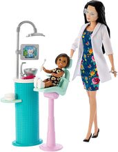 Carica l&#39;immagine nel visualizzatore di Gallery, Barbie-FXP17 Carriere Dentista, Playset Asiatica, Poltrona e Accessori, e Set da Gioco con Bambola Piccola del paziente, lavandino, Sedia e Altro Ancora, Colore Capelli Neri, FXP17