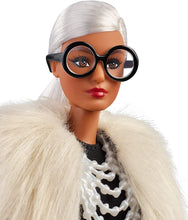 Carica l&#39;immagine nel visualizzatore di Gallery, Barbie-FWJ27 Styled by Iris Apfel Barbie Bambola con Gilet Multicolore, Pantaloni a Zampa d&#39;Elefante con Frange e Accessori, Multi-tonalità, FWJ27