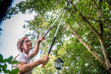 Carica l&#39;immagine nel visualizzatore di Gallery, Fiskars Troncarami telescopico con lame bypass SmartFit per legno verde, Nero - Ilgrandebazar