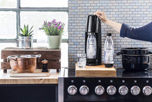 Carica l&#39;immagine nel visualizzatore di Gallery, SodaStream 2 Bottiglie per gasatore d&#39;acqua, Universali, Lavabili in Lavastoviglie, Capienza 1 litro, Trasparenti, Compatibili con modelli gasatori SodaStream Jet, Spirit, Source, Power, Play