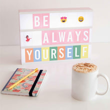 Carica l&#39;immagine nel visualizzatore di Gallery, BONNYCO Light Box Rosa con 400 Lettere ed Emoji, 2 Pennarelli Lavagna Luminosa con Lettere Luminose Idee Regalo per Compleanno e Natale Bambina, Raggazza e Donna | Scritte Luminose Decorazioni