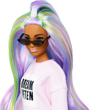 Carica l&#39;immagine nel visualizzatore di Gallery, Barbie- Fashionistas Bambola con Maglione Stampa, Capelli Viola e Occhiali da Sole, Giocattolo per Bambini 3+ Anni, Multicolore, GHW52