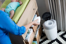 Carica l'immagine nel visualizzatore di Gallery, Tommee Tippee Simplee Sangenic Ricarica x 6, solo per contenitori Simplee Sangenic, fino a 180 pannolini 6 Unità Bianca