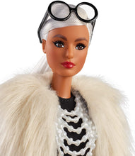 Carica l&#39;immagine nel visualizzatore di Gallery, Barbie-FWJ27 Styled by Iris Apfel Barbie Bambola con Gilet Multicolore, Pantaloni a Zampa d&#39;Elefante con Frange e Accessori, Multi-tonalità, FWJ27