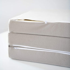 Materassino da Viaggio per Lettino Bambini Premium, 100% Cotone Sfoderabile e Lavabile, Interno in Comfort Foam™ Peso e Densità +45% No Sostanze Nocive Pieghevole 60 x 120 x 6 cm Borsa Trasporto