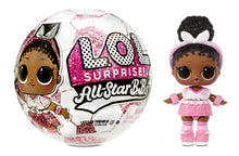 Carica l'immagine nel visualizzatore di Gallery, LOL Surprise All-Star BBs, Squadra di calcio- Bambola luccicante a tema sportivo con 8 sorprese e accessori alla moda, All-Star BBs Serie 3, Bambola da collezione adatte dai 3 anni in su.
